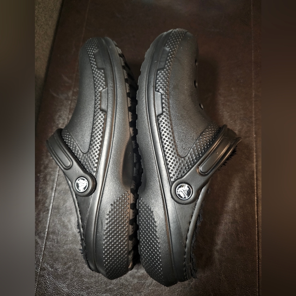 Comfortable Size 9 black Crocs brand clogs with soft fuzzy lining. NEW! - Picture 7 of 10